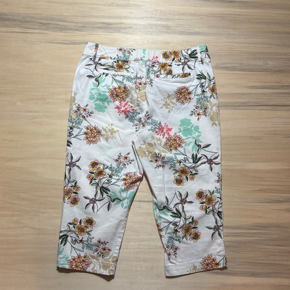 St. John’s Bay Floral Print Capri Pants - Picture 4 of 4